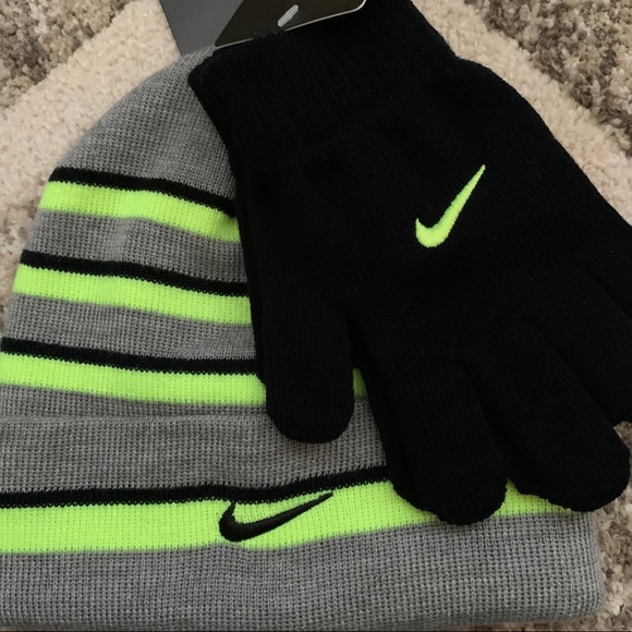CyndeeHicks's tweet photo. So good I had to share! Check out all the items I'm loving on @Poshmarkapp #poshmark #fashion #style #shopmycloset #nike #head #32degrees: https://t.co/a8j8sgaSUB https://t.co/akuKdpralB