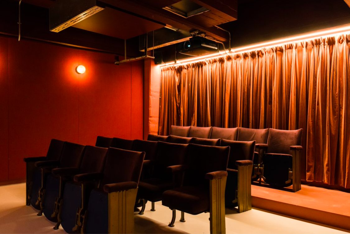 You can have a beautiful #workspace that uses #CircularEconomy initiatives:

➡️ Partitions #repurposed into meeting rooms
➡️ Screening room with vintage cinema seats
➡️ Desks built from #reclaimed floorboards &amp; #salvaged Victorian radiators

<a href="/motherlondon/">Mother London</a> #Sustainability #Fitout