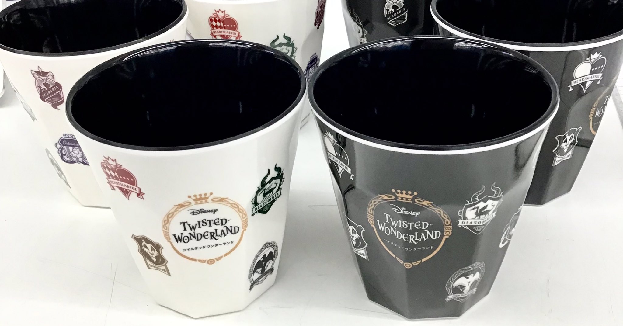 虹の文具館 A Twitter クラックス さんから ツイステのメラミンカップが入荷しました 黒もいいけど 白が可愛い 山口県 光市 虹の文具館 ツイステッドワンダーランド T Co Kldxvq45nn Twitter