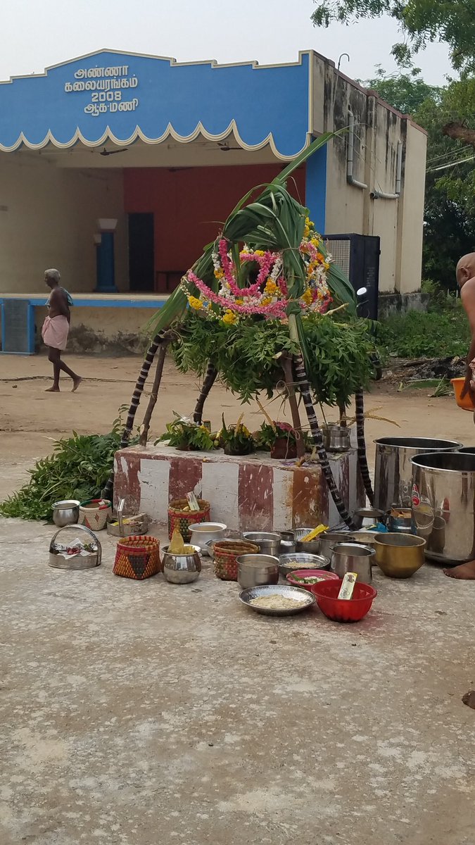 LM's village is called Anaithalaiyoor and is 10kms away. Similar to our village, they dont have a temple for Vadakathiamman. A temporary structure is built opposite to their Mariamman temple.