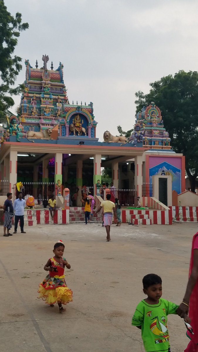 LM's village is called Anaithalaiyoor and is 10kms away. Similar to our village, they dont have a temple for Vadakathiamman. A temporary structure is built opposite to their Mariamman temple.