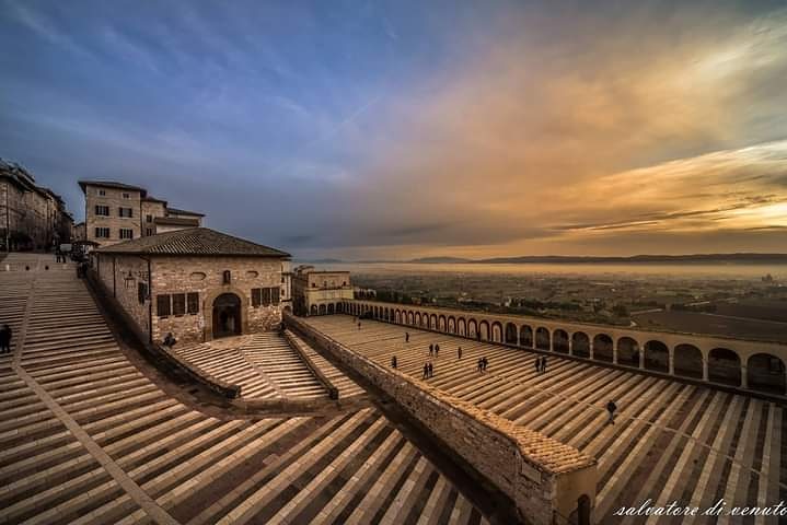 #ThePhotoHour #assisi  #umbria #francescani #frati #religione #spirituality #fede #amore #carita #fotografia #foto #landscapephotography #landscapeCapture #nikonphotographer #nikon #arte #storia #travel #viaggio #Discovery #Earth #beautiful #best #14Dicembre #spot