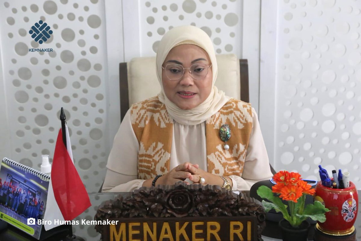 Ibu <a href="/idafauziyah/">Ida Fauziyah</a> menghadiri Uji Sahih Rancangan Peraturan Pelaksana UU No.11 Tahun 2020 tentang Cipta Kerja secara virtual (14/12). Uji Sahih ini diikuti 106 rektor peguruan tinggi yang tergabung Forum Rektor Indonesia (FRI).