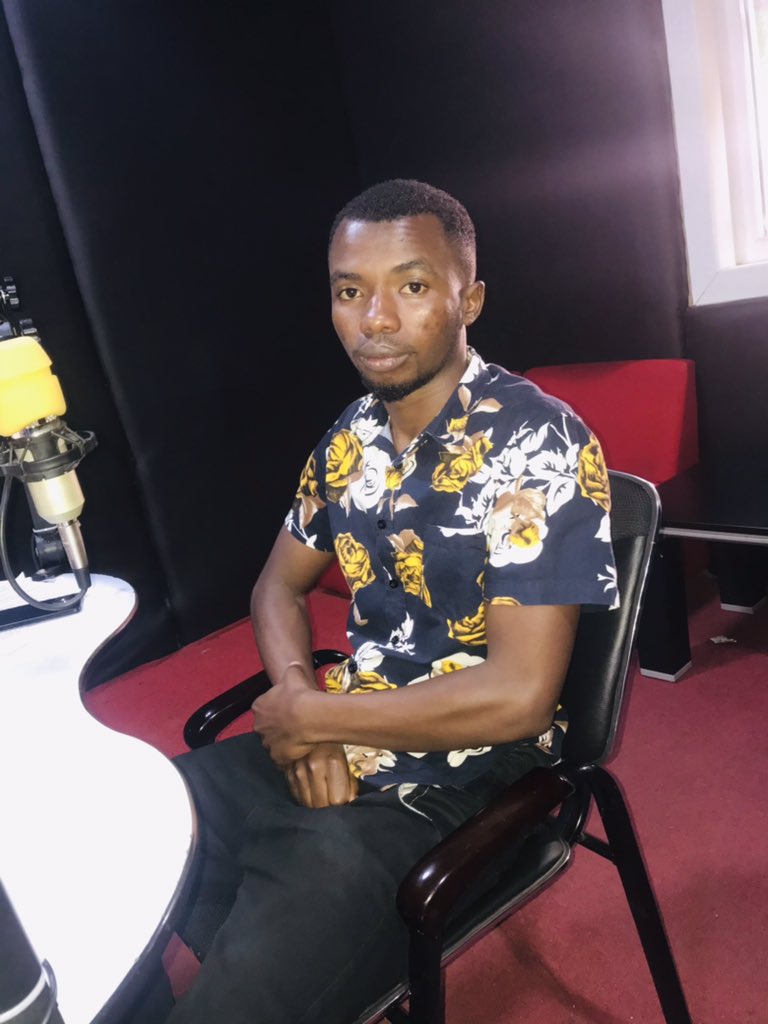 flashfmrw's tweet photo. Muhawe muri #ProgrammeUmufana. 

✅ Ikipe y’umujyi AS Kigali niyo yonyine yemerewe gukomeza imyitozo mu gihe shampiyona ihagaritswe. Ese iki cyemezo cyari gikwiriye? 

✅ Ibya Arsenal byo bikomeje kuba agatereranzamba. Tuganire kugeza i saa yine n’igice. https://t.co/ha4RXnQhQX