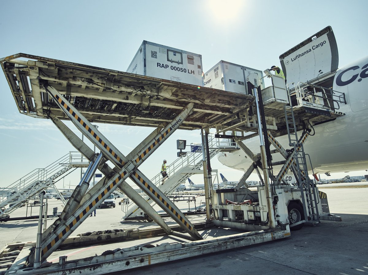 AirCargoUpdate's tweet photo. Jettainer makes vaccine transportation with cool&amp;fly
https://t.co/PLsidqp9Fv
#transportation #transportation #innovation #safety #aviation #sustainability #travel #logistics https://t.co/WAQG8ekSyW
