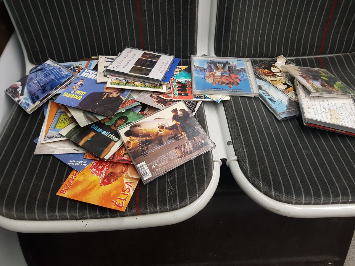 raphaelevy's tweet image. Après les boites à livres, Lyon prend une nouvelle initiative de partage de la culture : le bus a disque ! Vous aussi, abandonnez vos single de Bernard Minet et autres albums de The Calling et faites donc plaisir à des centaines d'utilisateurs des #TCL 
(Teste dans le Bus 52 👌)