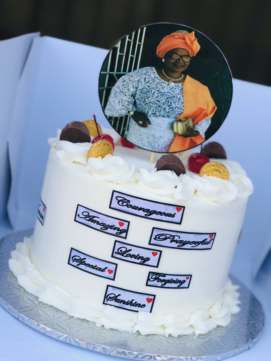 cravingscastle's tweet photo. Happy new week to y’all....Thanks for all the retweet 🙏🙏🙏...I really appreciate 

#scriptcake delivered to a lovely mum ,flavors of red velvet and vanilla cake ...kindly help me retweet edakun🙏🙏😂 https://t.co/W7EbQq31FA