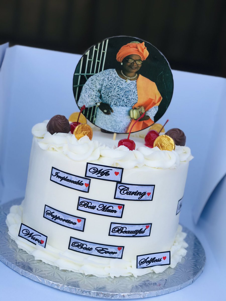 cravingscastle's tweet photo. Happy new week to y’all....Thanks for all the retweet 🙏🙏🙏...I really appreciate 

#scriptcake delivered to a lovely mum ,flavors of red velvet and vanilla cake ...kindly help me retweet edakun🙏🙏😂 https://t.co/W7EbQq31FA
