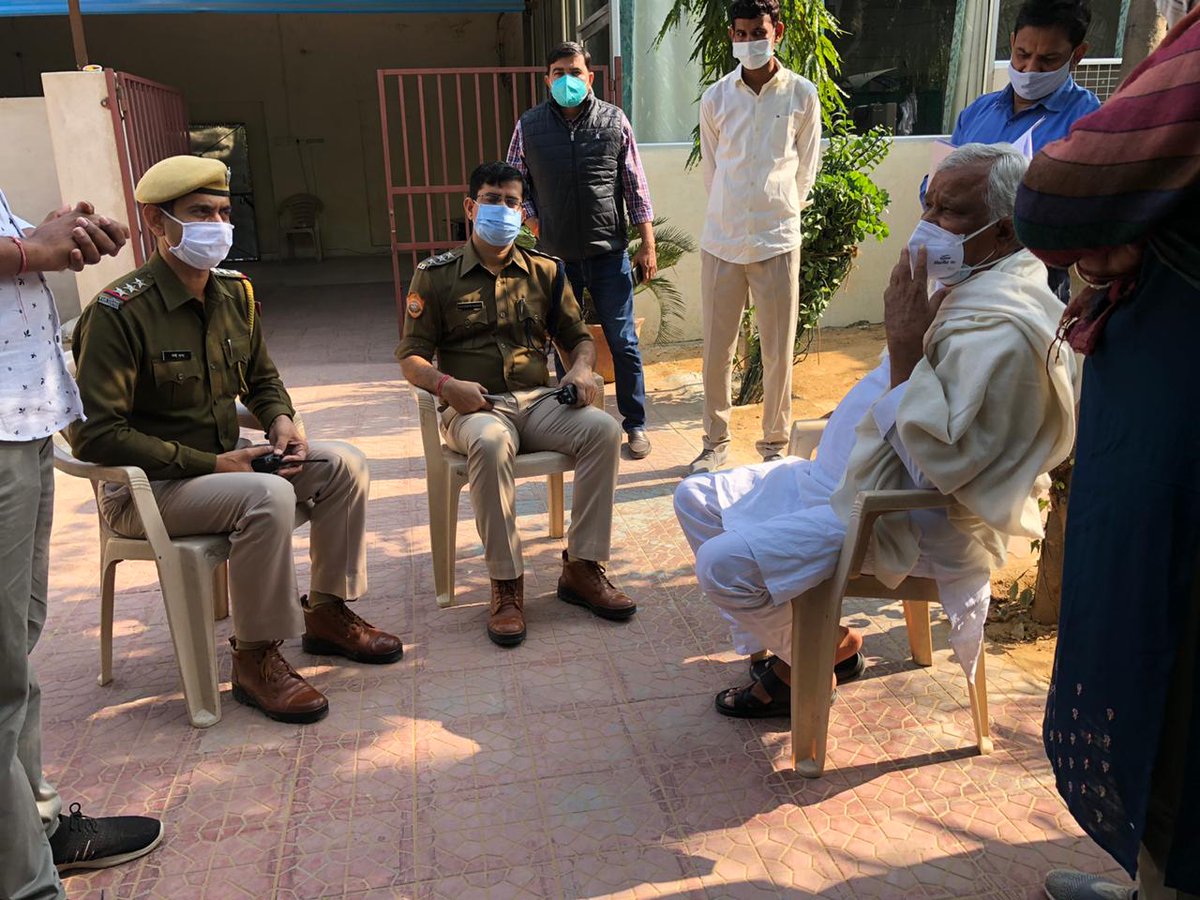 DrKirodilalBJP's tweet photo. आज आवास पर प्रदेशभर से आए हुए युवा बेरोजगारों की समस्याओं के संबंध में अधिकारियों से वार्ता करते हुए l
बेरोजगारों की पीड़ा को सुनकर आज मन अत्यंत दुखी हो रहा है इनकी वास्तविक पीड़ा को सरकार समझे और इनकी समस्याओं को अति शीघ्र निस्तारण किया जाए l https://t.co/8yeL9rJTVP
