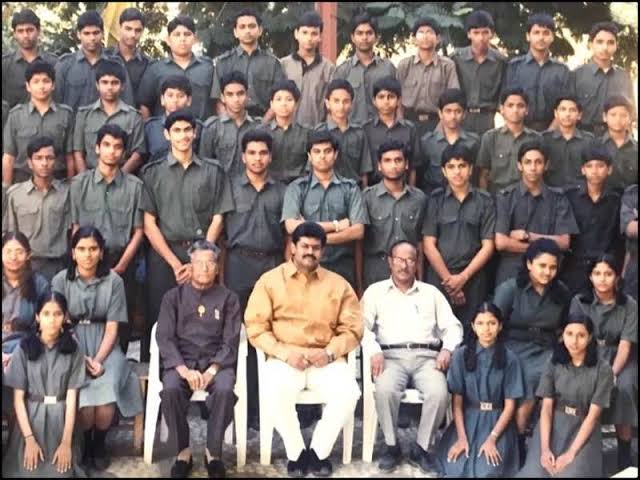 10th class Group photo of @AlwaysRamCharan & @RanaDaggubati !!
Find Out Them 😉
#SeethaRAMaRajuCHARAN
#HBDRanaDaggubati