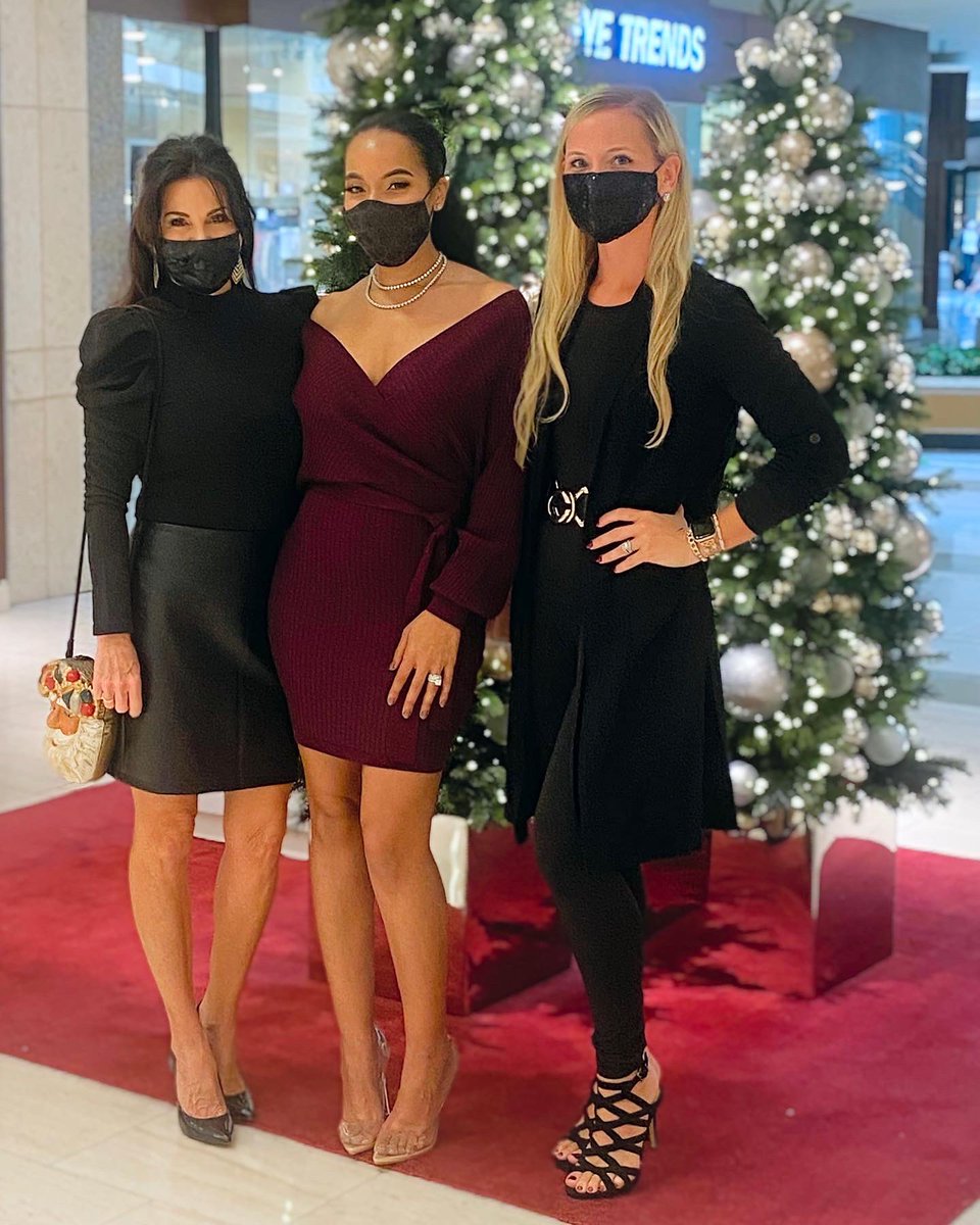 OffTheFieldNFLW's tweet photo. Thank you @neimanmarcus for hosting @offthefieldpwa and our special guests for an exclusive and personal shopping experience. We truly enjoyed the festive ambiance, swag bags, bubbles, & bites! 🎄🎁🍾#offthefieldpwa #nflwives #holidayseason #neimanmarcustampabay https://t.co/LzKEIvuTE7