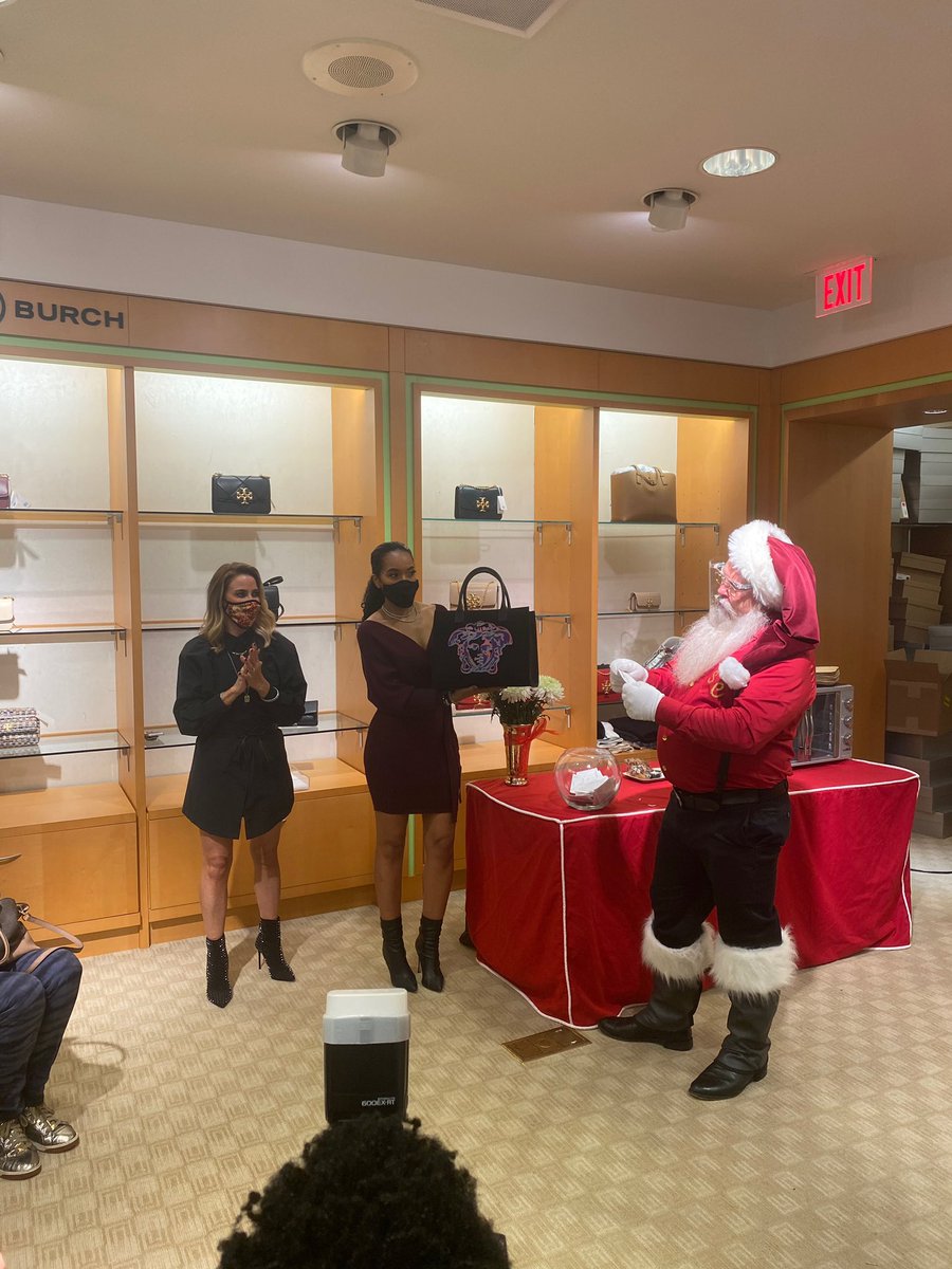 OffTheFieldNFLW's tweet photo. Thank you @neimanmarcus for hosting @offthefieldpwa and our special guests for an exclusive and personal shopping experience. We truly enjoyed the festive ambiance, swag bags, bubbles, & bites! 🎄🎁🍾#offthefieldpwa #nflwives #holidayseason #neimanmarcustampabay https://t.co/LzKEIvuTE7