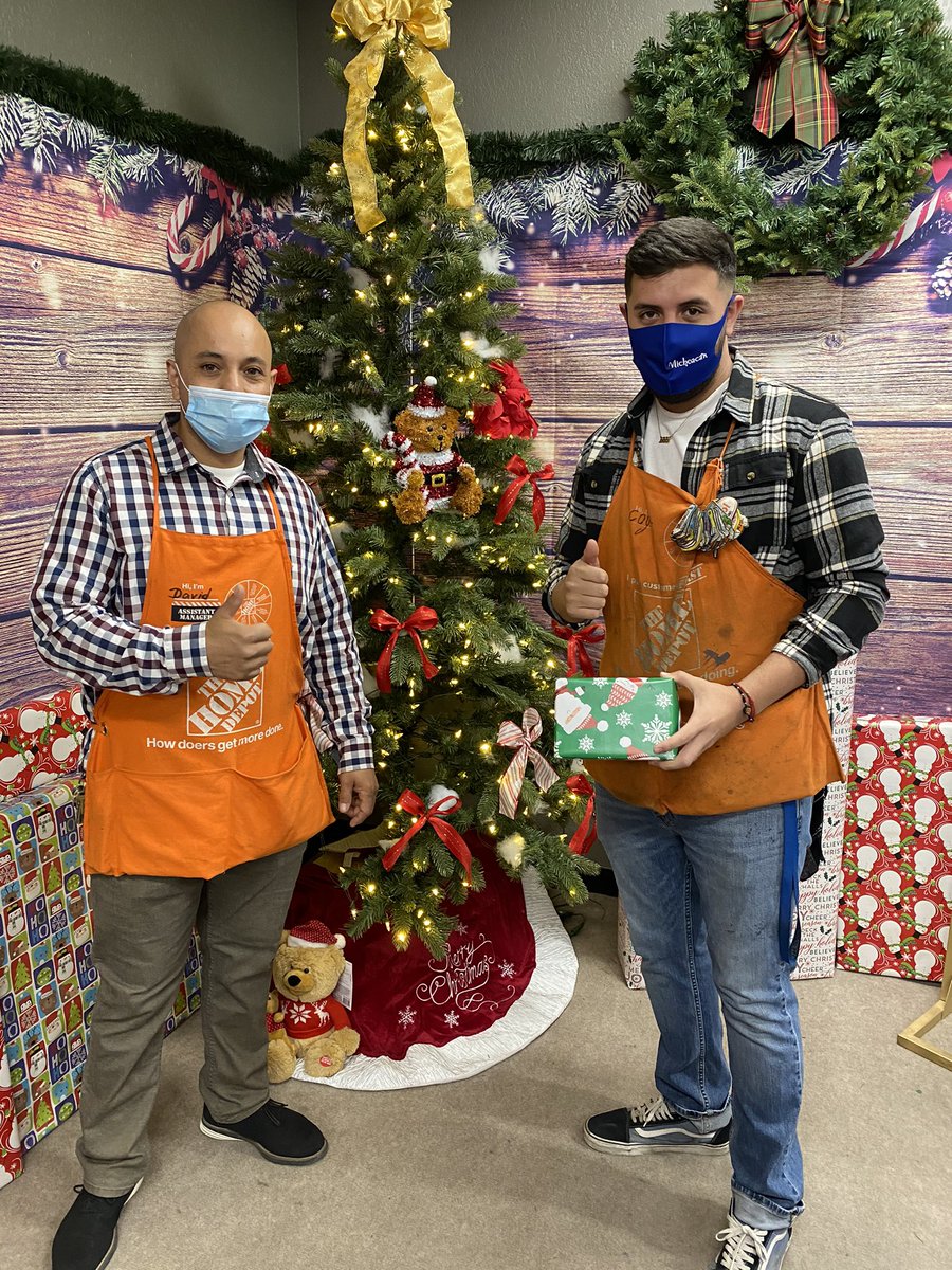 6855Home's tweet photo. Day 1 of our  Grinchmas  holiday celebration.  Giving gifts to associates and having fun safely.          @D223_HD  @DallasDearthTHD  @Georgekarnoub https://t.co/0kbO9FKoxt