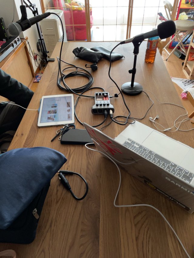 Tadanobu_'s tweet image. 久々に「go！」さんとpodcast収録！
会場はやっぱり我が家の食卓💦
(周りで物音を立てまくる息子😂)
☻#鉄ガジェ #podtrakp4