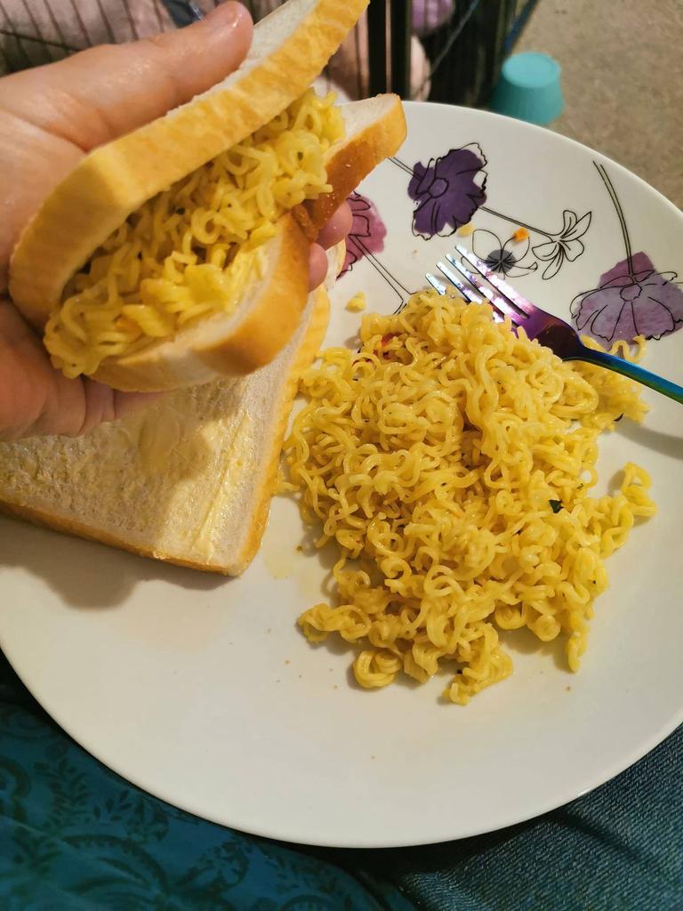 _melski's tweet photo. @Han_The_G @LOLS_Ox What about a noodle butty! https://t.co/tWyWrOHEho