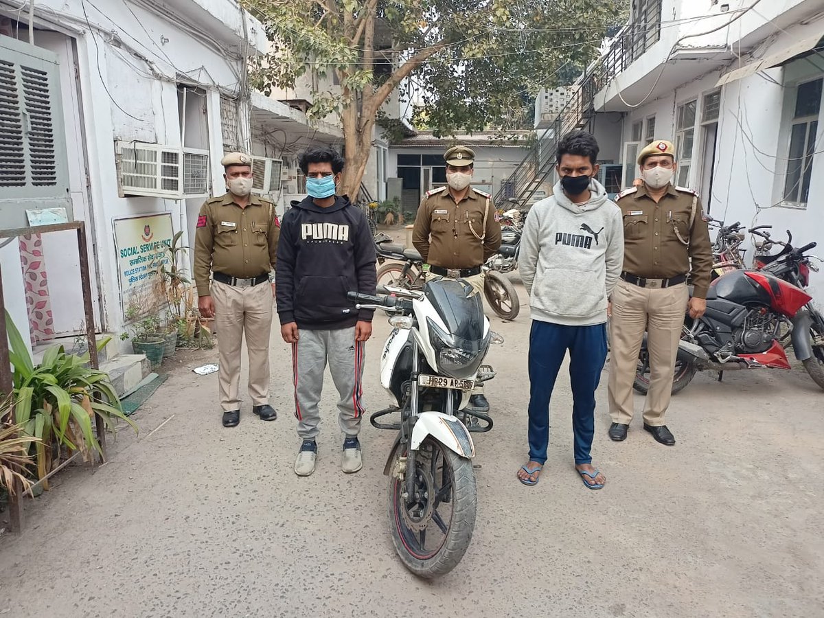 DCP South East Delhi (@dcpseastdelhi) on Twitter photo Staff of PS Pul Prahalad pur arrested two desperate robbers Kamal @ Kaku & Tarun @ Akshay. Robbed motor cycle & one mobile phone recovered from them. Accused Tarun @ Akshay is BC and was also wanted in a murder case of PS Pul prahaladpur.
<a href="/DelhiPolice/">Delhi Police</a> <a href="/LtGovDelhi/">LG Delhi</a> <a href="/CPDelhi/">CP Delhi #DilKiPolice</a> Staff of PS Pul Prahalad pur arrested two desperate robbers Kamal @ Kaku & Tarun @ Akshay. Robbed motor cycle & one mobile phone recovered from them. Accused Tarun @ Akshay is BC and was also wanted in a murder case of PS Pul prahaladpur.
<a href="/DelhiPolice/">Delhi Police</a> <a href="/LtGovDelhi/">LG Delhi</a> <a href="/CPDelhi/">CP Delhi #DilKiPolice</a>