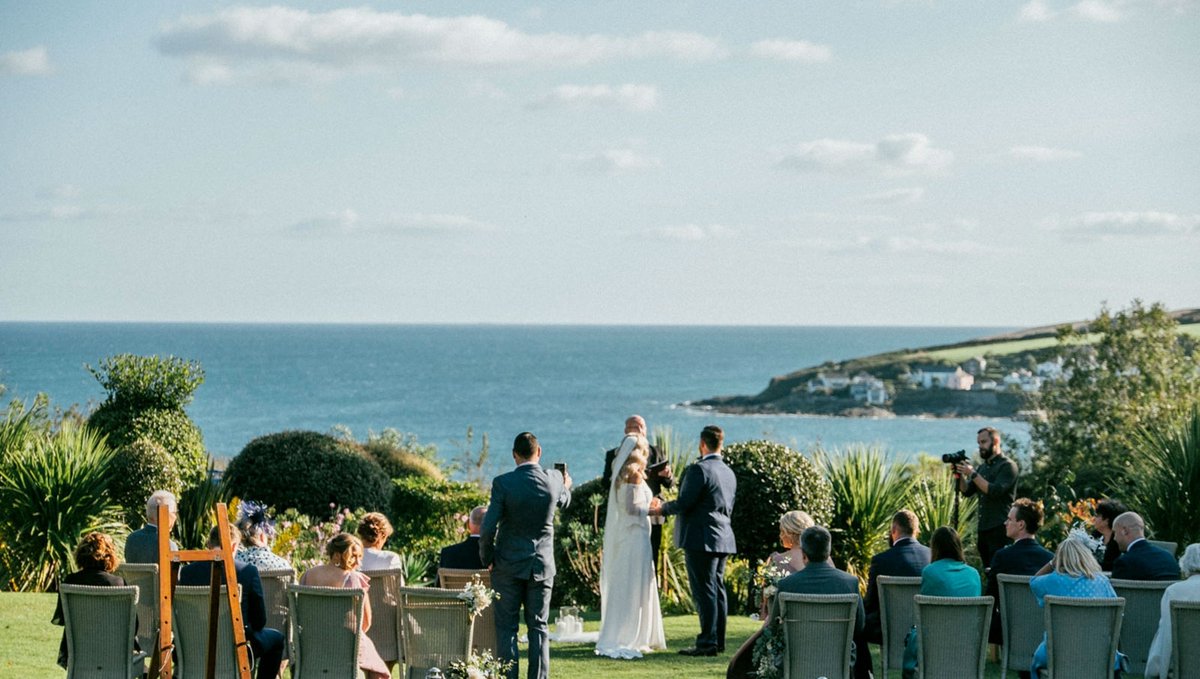 Postponing again was not an option. With only 6 weeks to go, Becky &amp; Ross downsized from 150 to ONLY 18 &amp; moved their Cambridgeshire wedding to Cornwall

Find out how eeek.co.uk/wedding/the-ro…

<a href="/BenSelway1/">Ben Selway Photo</a> <a href="/therosevine/">The Rosevine</a> @GGFlowerCo <a href="/scenicroutelive/">Scenic Route</a>