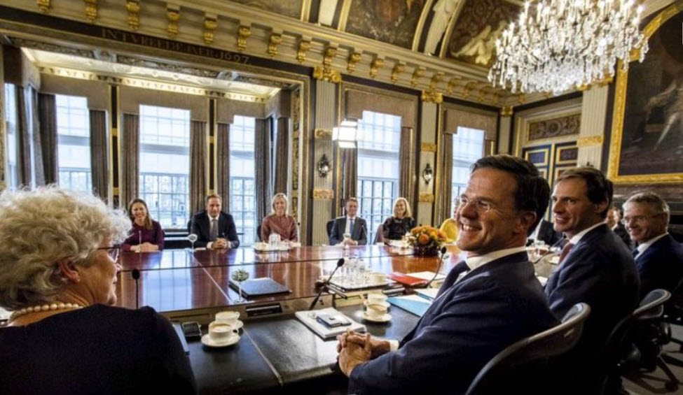 mauricedehond's tweet image. Als de media het bij het rechte eind hebben en er wordt een ingrijpende lockdown aangekondigd, dan begaat het kabinet een historische blunder. Aan de hand van relatief simpele statistieken onderbouw ik deze stevige bewering:
mdhnd.nl/fout