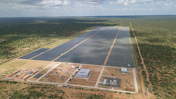 NathansDavids's tweet photo. President Uhuru Kenyatta launched a 50 MW solar power farm in Garissa, the largest photovoltaic electricity station in Africa. 
#50Vs7 https://t.co/qdE3R2OplD