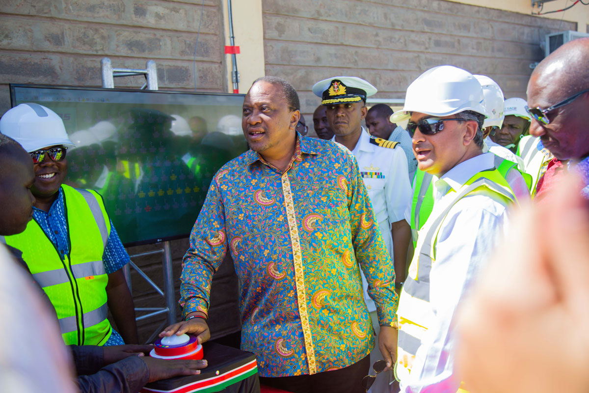 NathansDavids's tweet photo. President Uhuru Kenyatta launched a 50 MW solar power farm in Garissa, the largest photovoltaic electricity station in Africa. 
#50Vs7 https://t.co/qdE3R2OplD