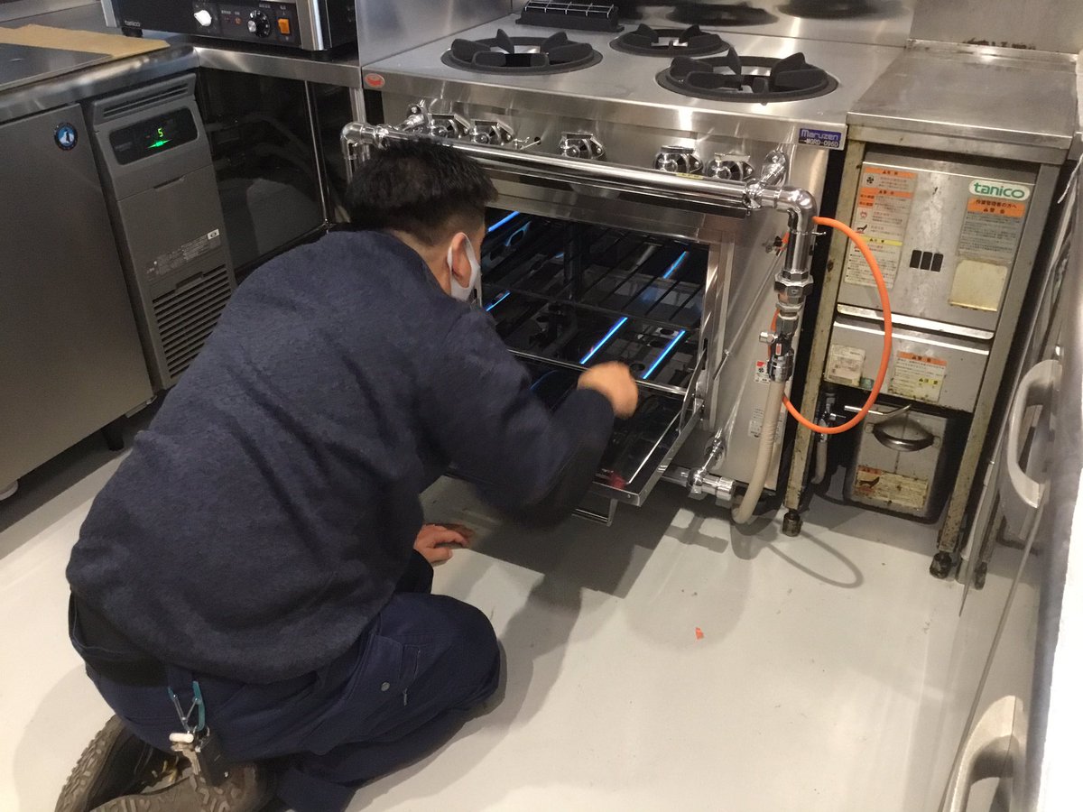 qZpo0xQAUL8sAmm's tweet photo. ダイニングニコ様、工事進捗
本日設備機器関係の試運転を行いました。
弊社営業担当者、���ス関係機器の確認です。
オープンワイドドアも前には転落防止手摺りも
取り付きました。(椅子テーブルも設置)
明日、クリーニングを行います。 https://t.co/O129Wxpi7Z