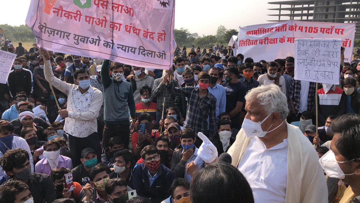 DrKirodilalBJP's tweet photo. प्रदेश के युवा बेरोजगार पीड़ित बच्चों की मांगों को लेकर जवाहर सर्किल जयपुर पर धरने पर बैठा हूं मेरी सरकार से मांग है इन बच्चों की समस्या को जल्द से जल्द सुना जाए नहीं तो मुख्यमंत्री आवास का घेराव करेंगे... https://t.co/1pOGmjFLwv