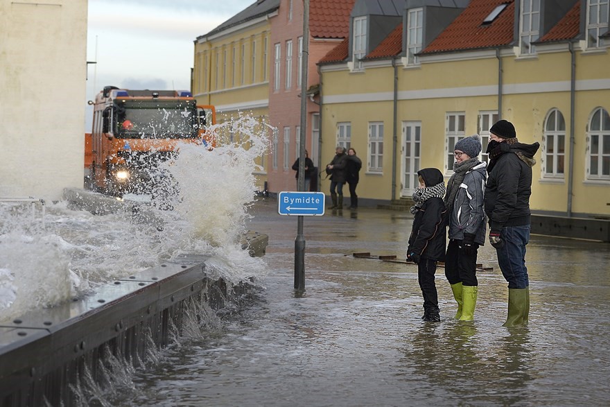 Klimatorium's tweet image. Et af Danmarks største klimatilpasningsprojekter, en indsnævring af Thyborøn Kanal, for at sikre den vestlige del af Limfjorden mod oversvømmelser rykker tættere på.
klimatorium.dk/kaempe-klimalo…

#Klimatorium #C2CCC #Thyborønkanal #oversvømmelse