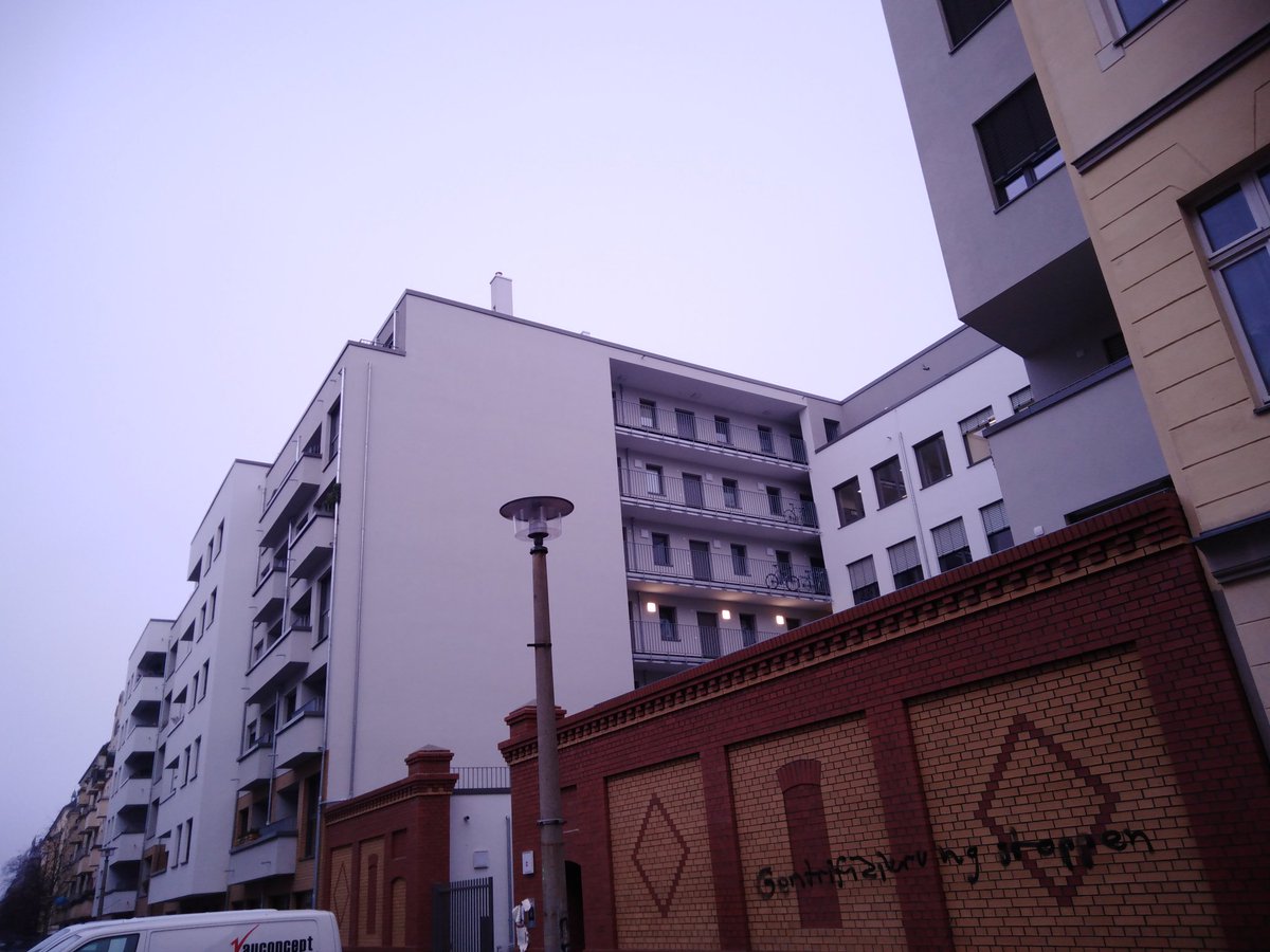 Sama32Haus's tweet photo. #Strassenkunst #CGGruppe #Rigaer #Nordkiez #Grafitty Schriftzug an der "denkmalgeschützten" Mauer: "Gentrifizierung stoppen"... https://t.co/wsNJ8VStJ3