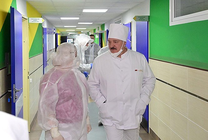 Гражданин Лукашенко опять приехал в больницу в поисках коронавируса.