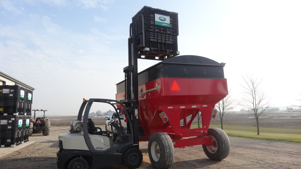 HPAgService's tweet photo. Friday was a nice December day to load out the first soybean seed of #plant21 https://t.co/UU0J43A8Wj