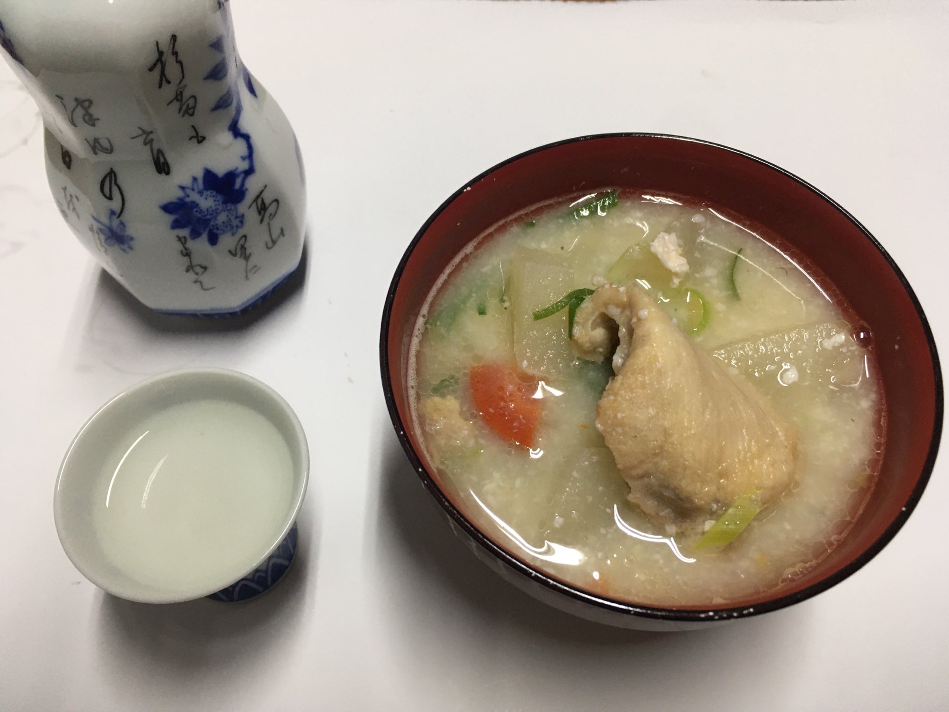 天領酒造 お酒と食のはなし 蔵元 公式 Auf Twitter 天領 酒粕 塩ブリのアラの粕汁 見た目はジミですが旨味は濃厚 塩けの効いた皮と身はねっとりムッチリ 燗酒に最高 飛騨高山の渋草焼のうつわで 今日は生酛をグビリ