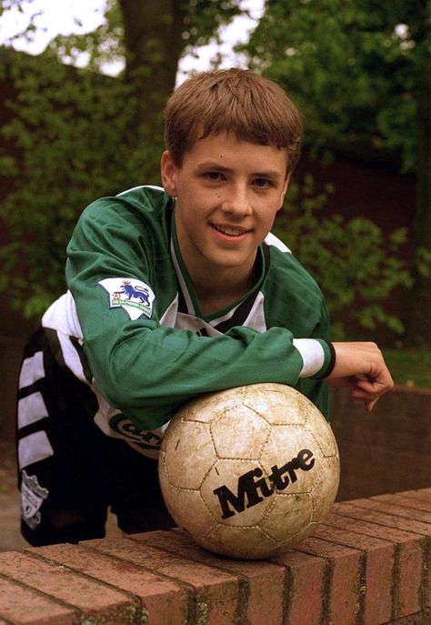 Big happy birthday to Michael Owen who turns 41 today! He’s fit a hell of a lot into his four decades on the planet, so we thought we’d go through some of the best and worst of it all (THREAD)