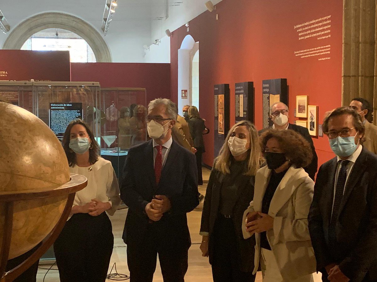marifrangr's tweet photo. Hoy he tenido el placer de inaugurar en #Granada con la directora de @legadoandalusi, @concha_santa, y la rectora de @CanalUGR, @PilarArandaUGR, la exposición que ensalza el valor que Al-Andalus otorgó al conocimiento y a disciplinas como la astronomía 💫 o la arquitectura. https://t.co/GrfAK7vDXS