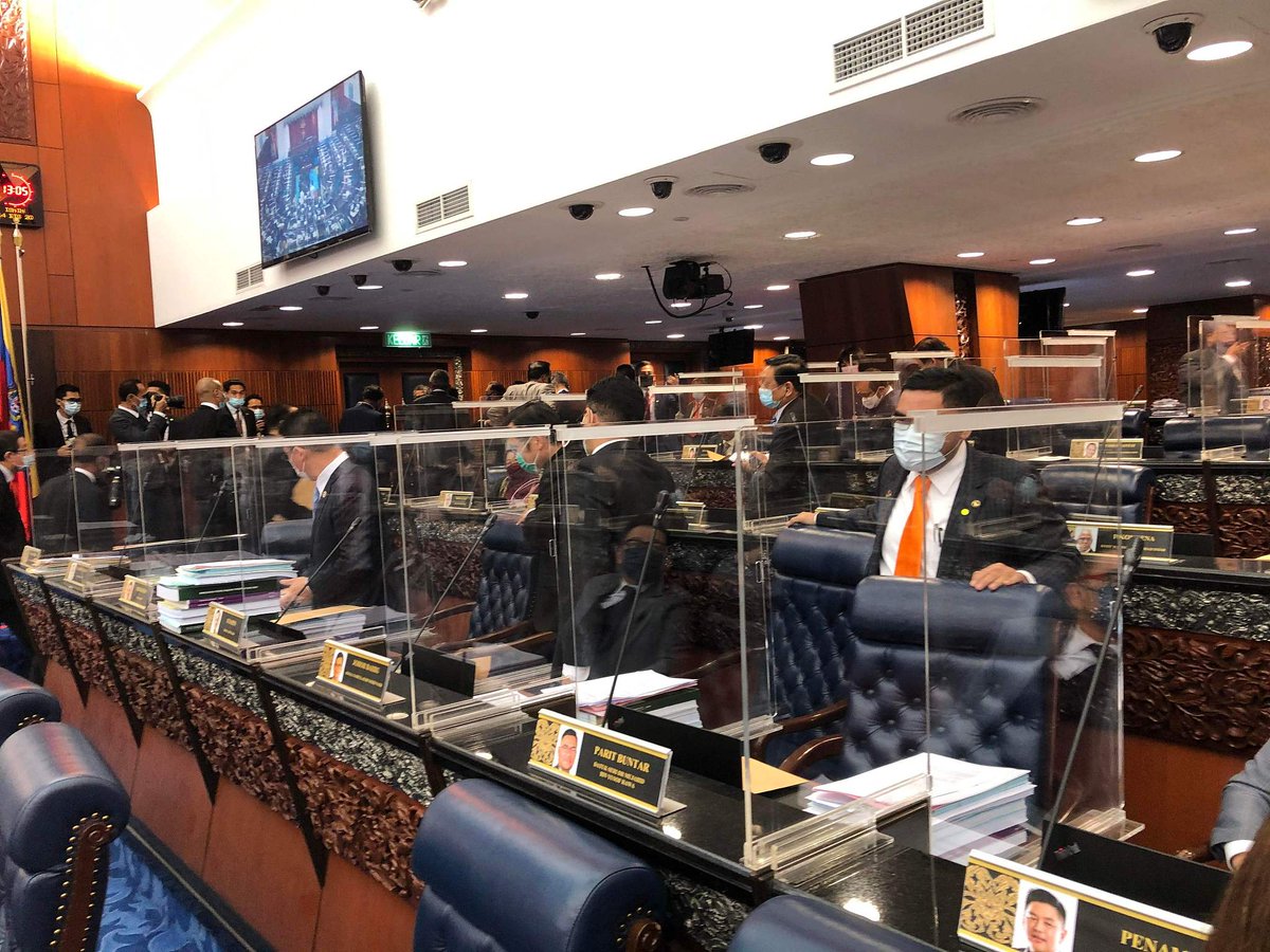 CCTVAsiaPacific's tweet image. 🇲🇾 Three #Malaysian ministers who should have been #quarantining after being exposed to coronavirus voted in parliament in protective gear Monday, triggering an opposition walkout.
🇲🇾 14日，因曾经接触新冠确诊患者，#马来西亚 三名执政党成员身穿防护服参与国会投票，但遭到在野党抵制。