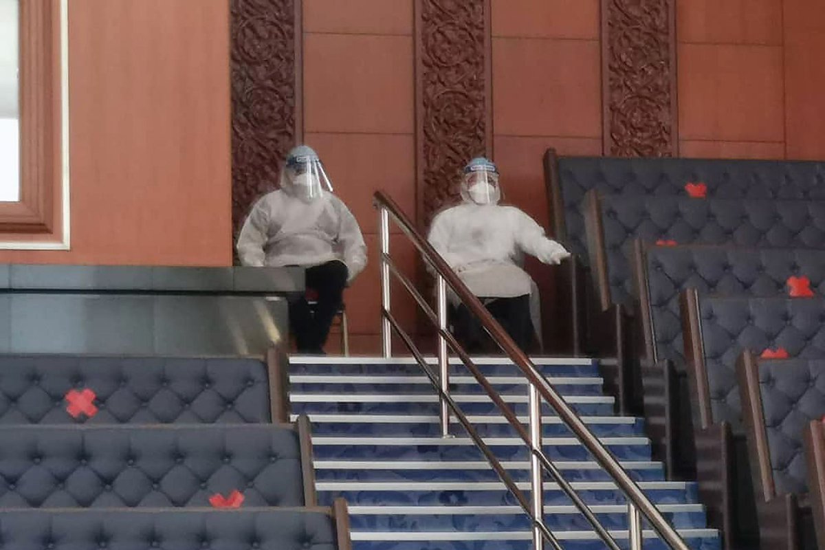 CCTVAsiaPacific's tweet image. 🇲🇾 Three #Malaysian ministers who should have been #quarantining after being exposed to coronavirus voted in parliament in protective gear Monday, triggering an opposition walkout.
🇲🇾 14日，因曾经接触新冠确诊患者，#马来西亚 三名执政党成员身穿防护服参与国会投票，但遭到在野党抵制。
