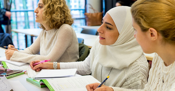 unipotsdam's tweet photo. Jetzt bewerben – Qualifizierung für Lehrkräfte mit Flucht- und Migrationsgeschichte an der Universität Potsdam: https://t.co/iXQVUPvVZm
#Lehre #Lehrerbildung #Lehrkräfte #Qualifizierung #RefugeeTeachersProgram #Potsdam #Brandenburg
Foto: K. Fritze https://t.co/5kfyd8xtu3