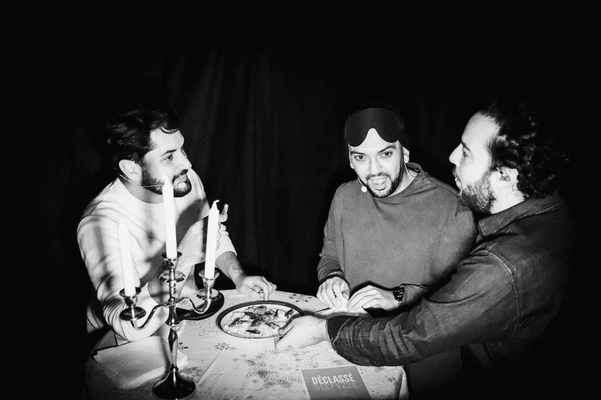 DeclassePodcast's tweet photo. Que font 4 gars dans une boîte noire chez #Déclassé ? 

ILS DÎNENT ! 😂

La vidéo ici  👉 https://t.co/FEwVn2hEUw

@Elliotoff @JHONRACHID #JeffreyCagnes #Merouan de #TopChef @AdrienPG 

Photo: © @disorderprod 

Avec @Cdiscount 🎰 https://t.co/APSs0z1lkn