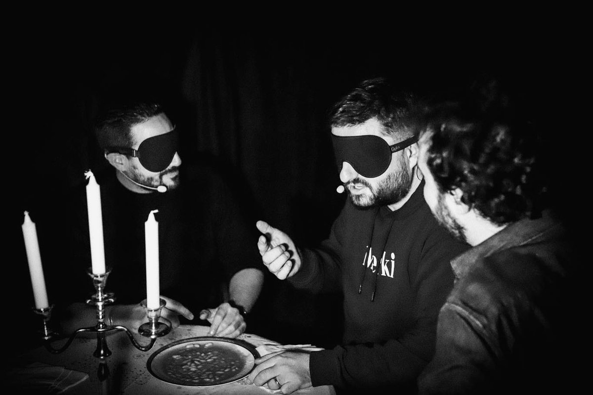 DeclassePodcast's tweet photo. Que font 4 gars dans une boîte noire chez #Déclassé ? 

ILS DÎNENT ! 😂

La vidéo ici  👉 https://t.co/FEwVn2hEUw

@Elliotoff @JHONRACHID #JeffreyCagnes #Merouan de #TopChef @AdrienPG 

Photo: © @disorderprod 

Avec @Cdiscount 🎰 https://t.co/APSs0z1lkn