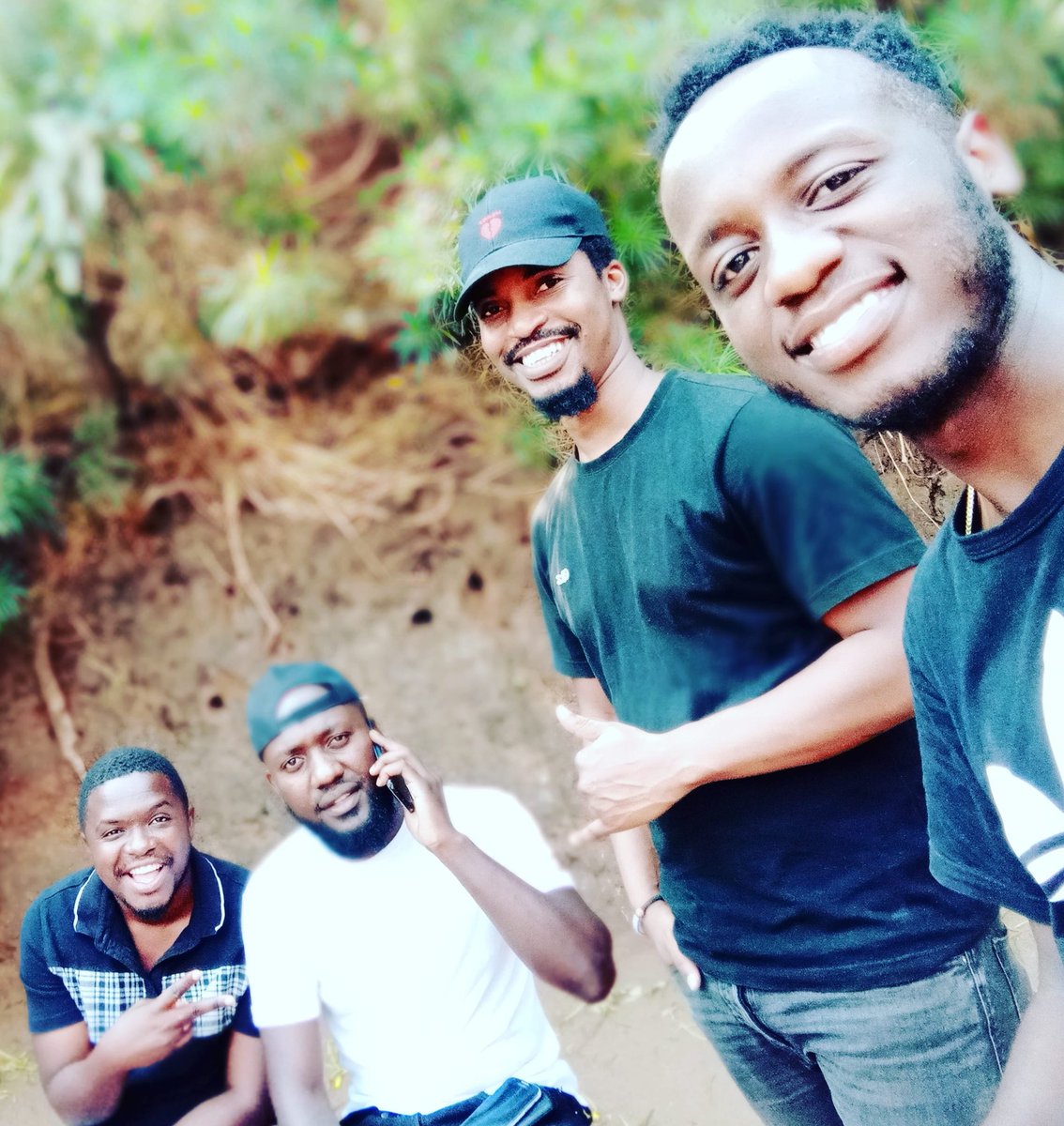martseMW's tweet photo. @MfumuHyphen why did have to be like that in my own song ? This is why anthu enanu ndimakana kuyimba nanu kuti Basi tingokhala ma frenzo sizoona lol @BarryOne1 anyway releasing it next week Hope uncle @Joynathu will have some space .... Cc @TrickyBeatz #MKATIMO https://t.co/bvdiZcIKHX