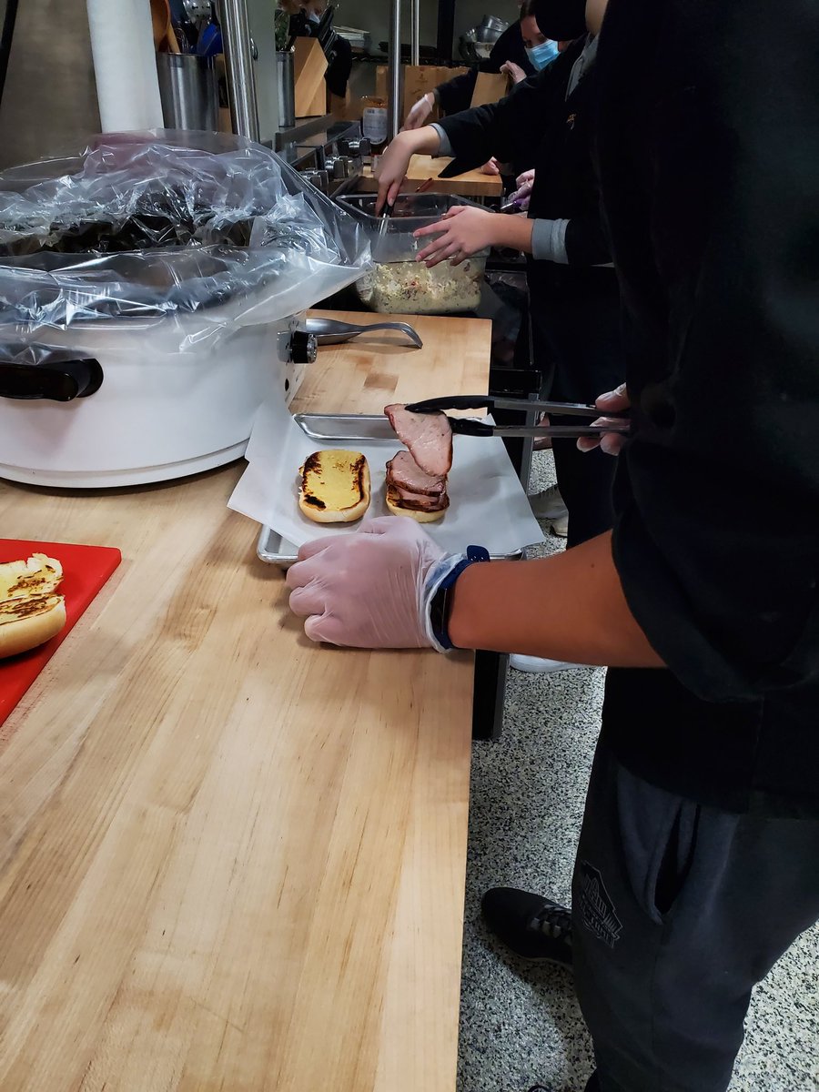 ites_IFAFCS's tweet image. Our students are awesome! This crew came in on their day off to provide lunch for our staff on our PD Day. What Rockstars! #cadetpride #ifahs #fcs