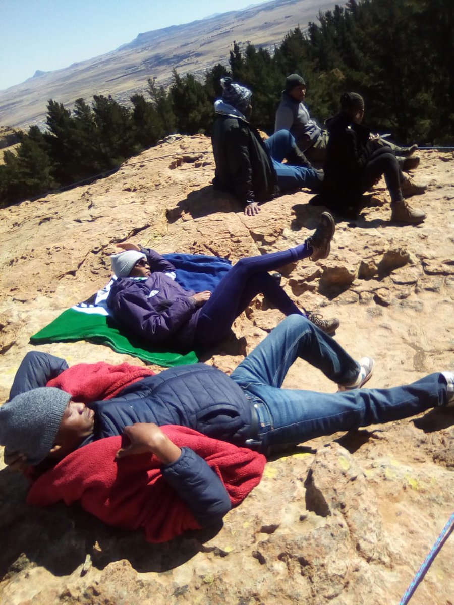 phenyasynthesis's tweet photo. 😭😭💔💔💔 one of the warmest souls I was blessed to have met and be crazy with! @EarthloversH 😭🙏🏾🙏🏾
#TheLesothoFlagBearer
#HikerToTheEnd
#ToastToTheDead https://t.co/7BQtgGM2hd