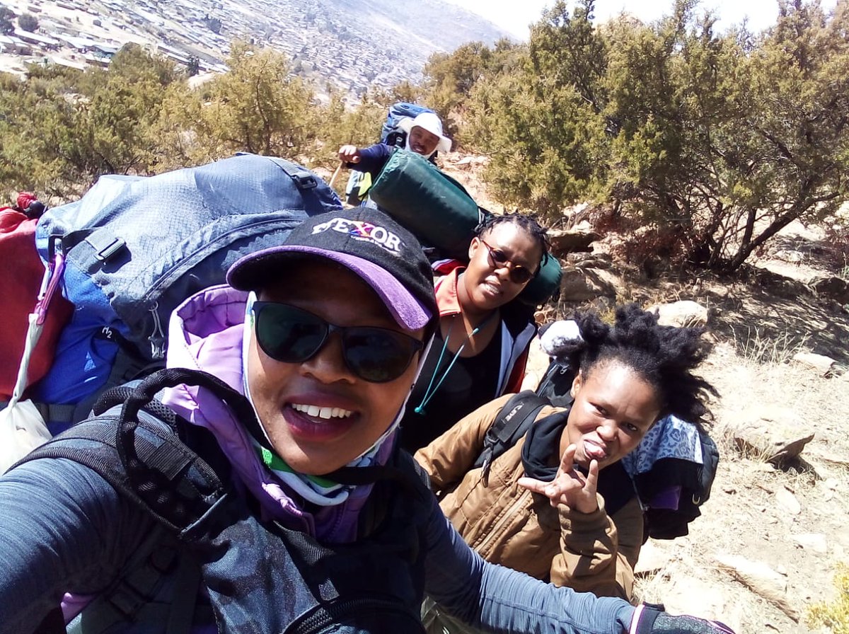 phenyasynthesis's tweet photo. 😭😭💔💔💔 one of the warmest souls I was blessed to have met and be crazy with! @EarthloversH 😭🙏🏾🙏🏾
#TheLesothoFlagBearer
#HikerToTheEnd
#ToastToTheDead https://t.co/7BQtgGM2hd