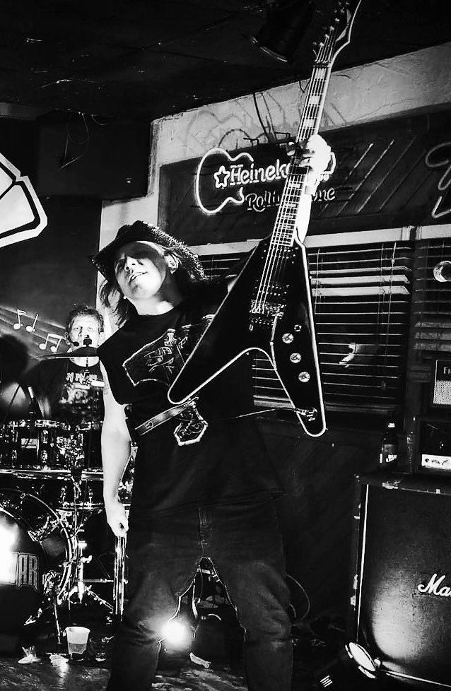 TweetJoeSuma's tweet photo. Love this Dean Flying V!  @DeanGuitars #deanguitars #flyingv #metalhead #angelsofwarband #evhdtuna #floydrose https://t.co/4F1jmsWed7