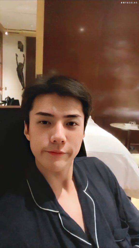 oshglitters's tweet photo. When you accidentally open your front cam but you’re oh sehun

a thread: https://t.co/Rud9Tv5kBE