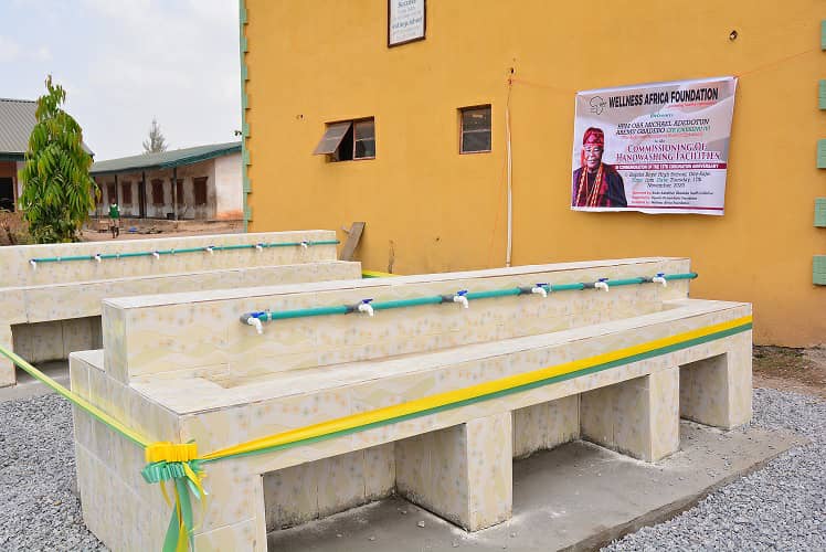 WAFonline's tweet photo. Commissioning of #handwashing project at Baptist Boys' High School, Oke-Saje, Abeokuta, by His Royal Majesty Oba Michael Adedotun Aremu Gbadebo, CFR (Okukenu IV), the Alake and Paramount Ruler of Egbaland.   

@profaat @tolaakinmolayan @morder_earth @jidosky10 @_Mzah__ 

A THREAD https://t.co/HDAz7C9NsU