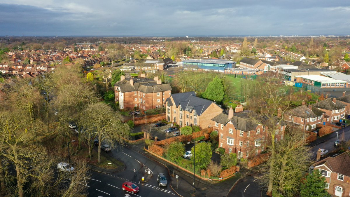 _LandmarkLiving's tweet photo. Nice to see some drone shots of our Wellington Garden's development, standing tall and proud. Courtesy of @FugaDrones #altrincham #development #newhomes https://t.co/qcZBQsH7uk