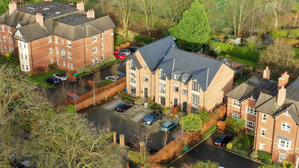 Nice to see some drone shots of our Wellington Garden's development, standing tall and proud. Courtesy of <a href="/FugaDrones/">FugaDrones</a> #altrincham #development #newhomes