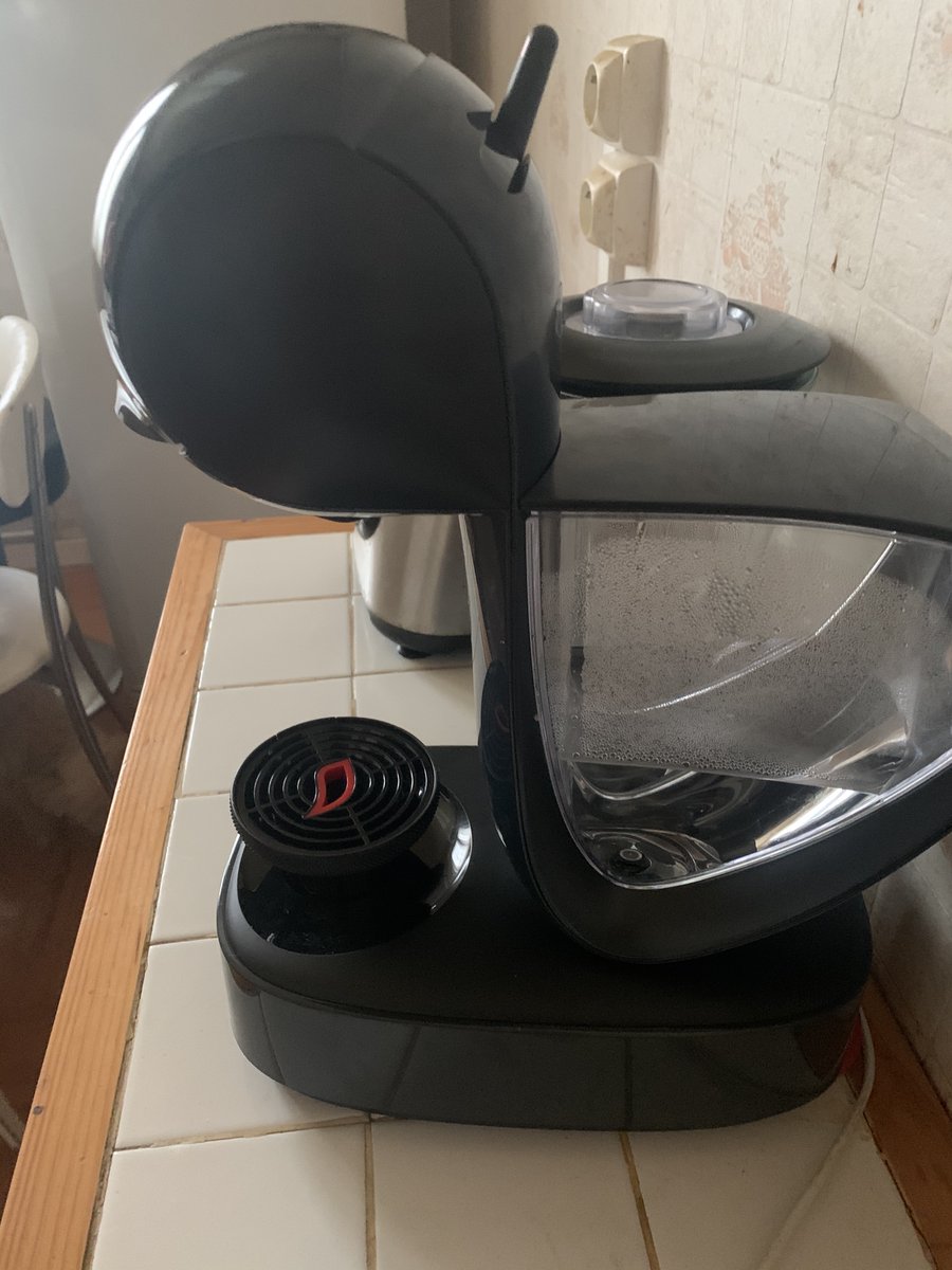 Laetyss's tweet photo. #AMBASSADEURNESCAFEDOLCEGUSTO #MYCOFFEEMOMENT Trop cool j'ai enfin reçu ma machine à café ! Elle est super et le café est doux et mousseux :) https://t.co/C3M6nBlVmX