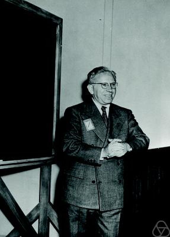 Vu que le fil conducteur de mes threads semble être l'ironie de l'histoire, vous ne serez pas surpris d'apprendre que si Abraham Wald a sauvé la vie de plusieurs aviateurs, il est lui-même mort dans... un accident d'avion...