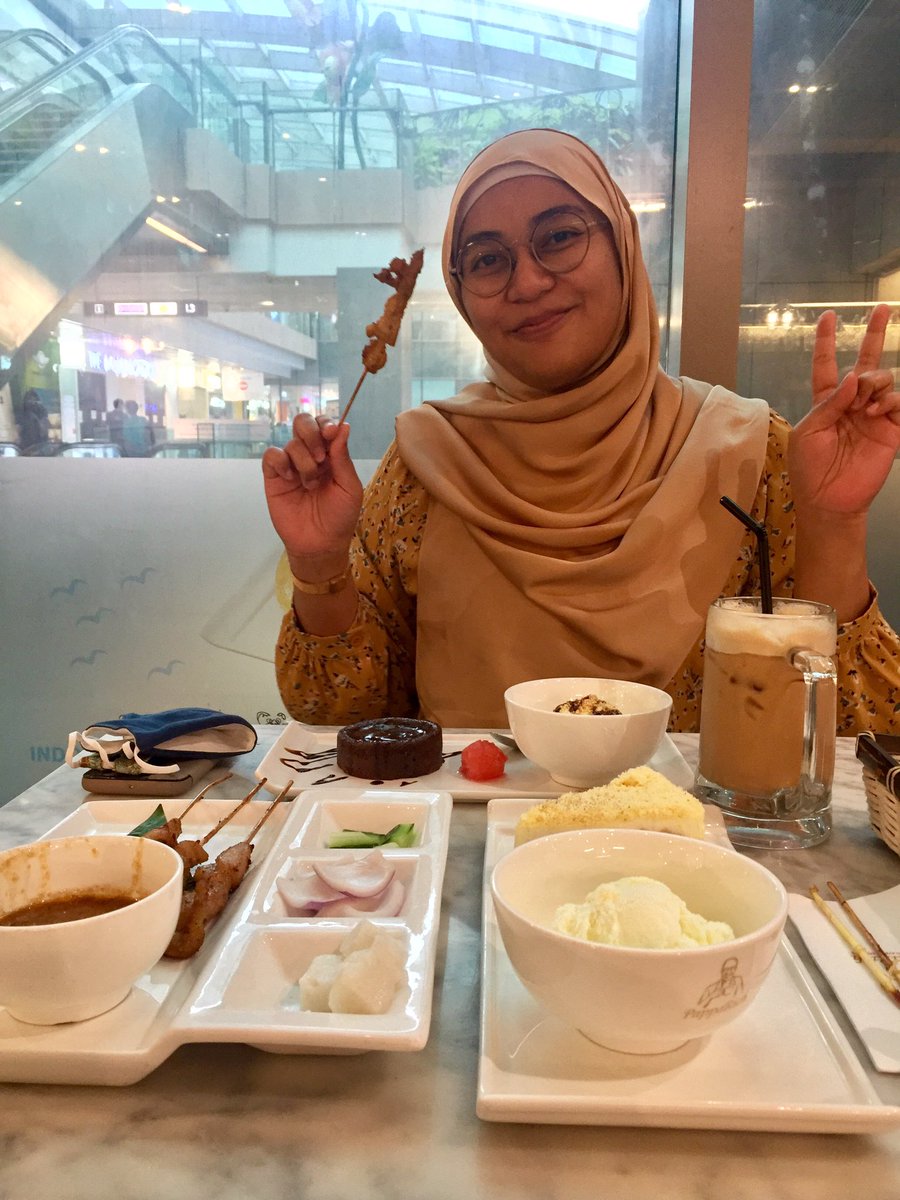 Tiring but lovely day out. Lunch with dad, tea with  @hudahudds, and dinner with  @ofmeowandbake (never pictured ).